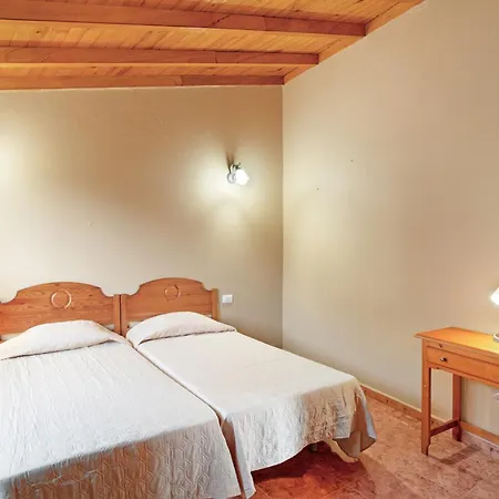 Amparo Villa *